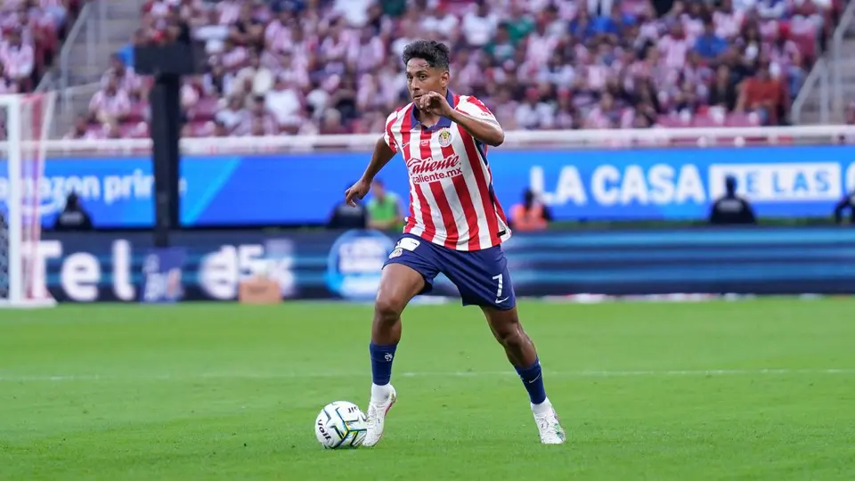 Luis Romo en partido de Chivas en la Liga MX | IMAGO 7