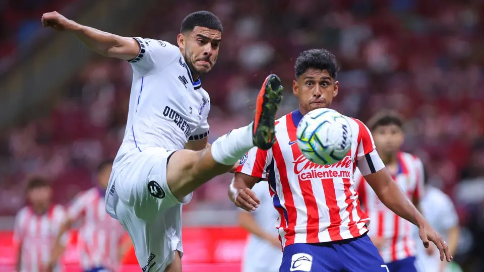 Luis Romo en el partido de Chivas contra Gallos Blancos de Querétaro | IMAGO 7