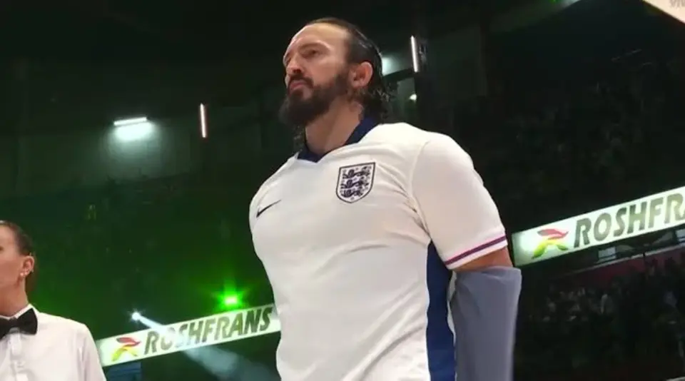 Pac usando el jersey de Inglaterra en el Grand Prix Internacional 2026 | Captura de Pantalla