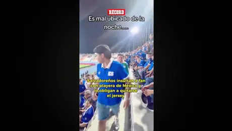 Aficionado mexicano fue obligado a quitarse playera del Tri en El Salvador