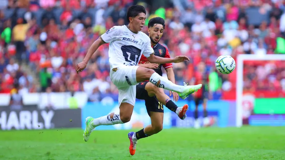 Víctor Arteaga en partido con Pumas en la Liga MX | IMAGO 7