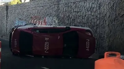 VIDEO: Taxista muere tras caer de un puente en Periférico Norte en Naucalpan