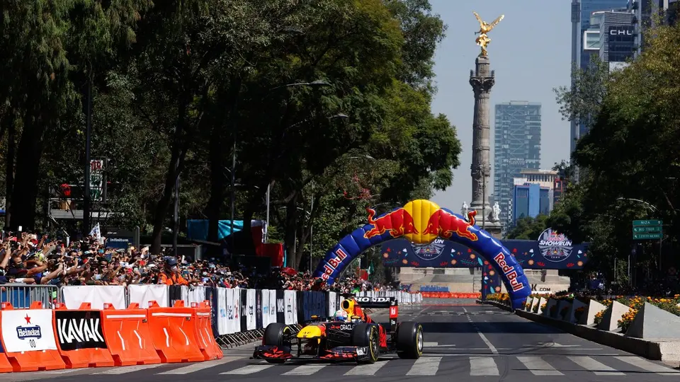 Checo Pérez en el showrun de 2021 con Red Bull en Ciudad de México | RED BULL