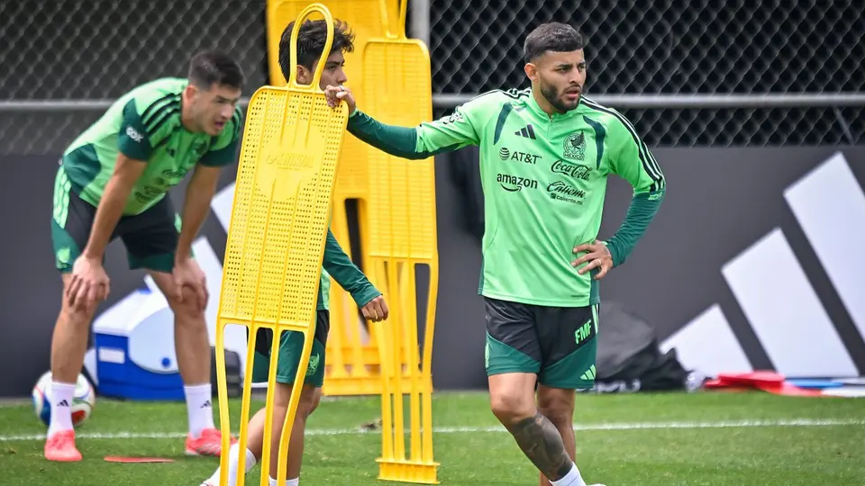 Alexis Vega en entrenamiento con la Selección Mexicana | IMAGO 7