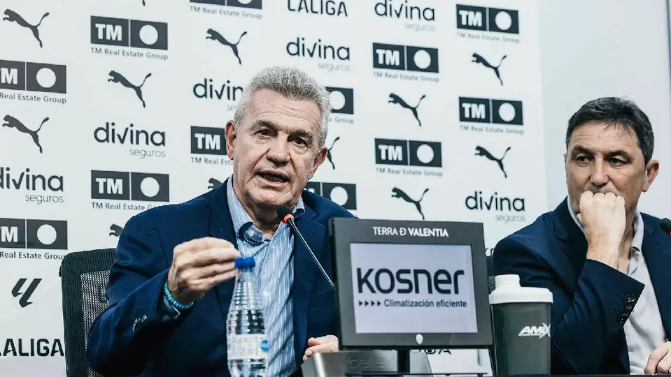 Javier Aguirre en conferencia de prensa durante su presentación como DT de Valencia | valenciacf.com