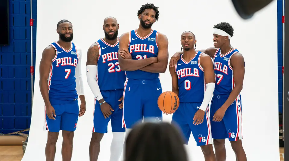 La nueva quinteta de los Philadelphia 76ers: Jaylen Brown, LeBron James, Joel Embiid, Tyrese Maxey y VJ Edgecombe | AP