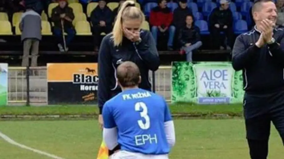 Jugador pide matrimonio a abanderada en partido