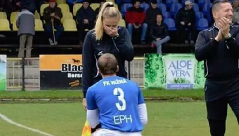 Jugador pide matrimonio a abanderada en partido