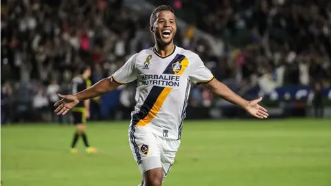 Gio y LA Galaxy desean Feliz Navidad cantando villancicos