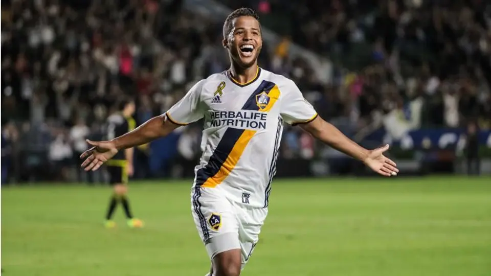 Gio y LA Galaxy desean Feliz Navidad cantando villancicos