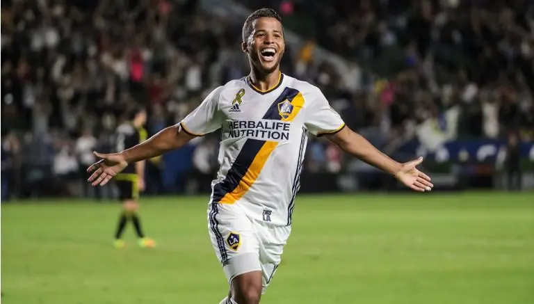 Gio y LA Galaxy desean Feliz Navidad cantando villancicos