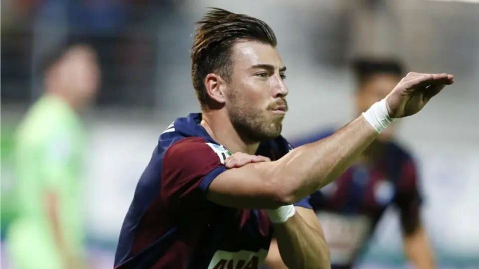 Jugadores del Eibar protagonizan trío sexual