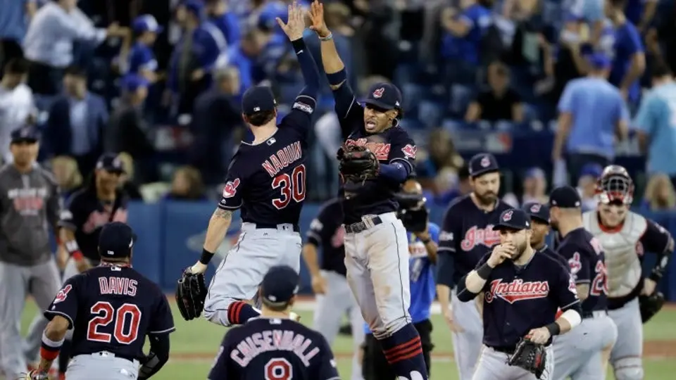 Indios vencen a Azulejos y se ponen a un juego de la Serie Mundial