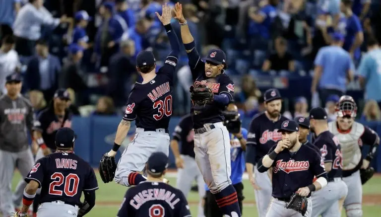 Indios vencen a Azulejos y se ponen a un juego de la Serie Mundial