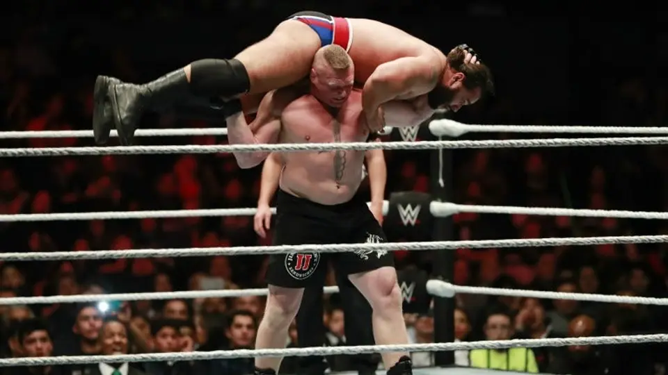 Brock Lesnar vence sin problemas a Rusev en CDMX