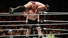 Brock Lesnar vence sin problemas a Rusev en CDMX
