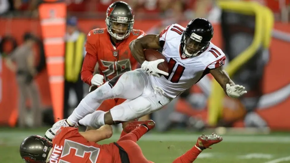 Falcons aplastan a Buccaneers con destacado partido de Ryan