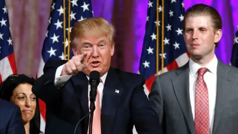 Hijo de Donald Trump viola ley al publicar foto de su voto