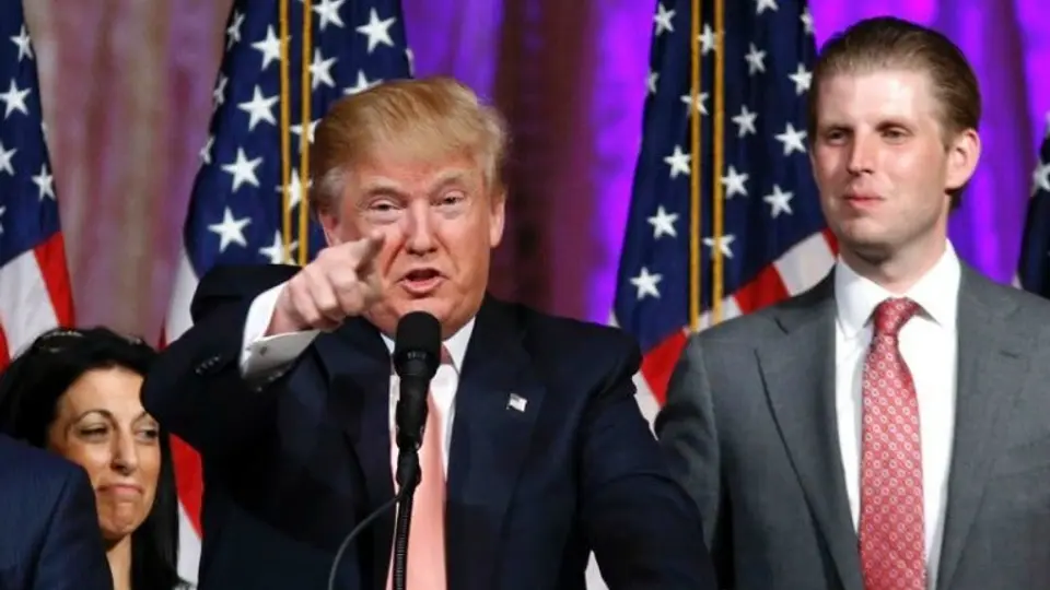 Hijo de Donald Trump viola ley al publicar foto de su voto