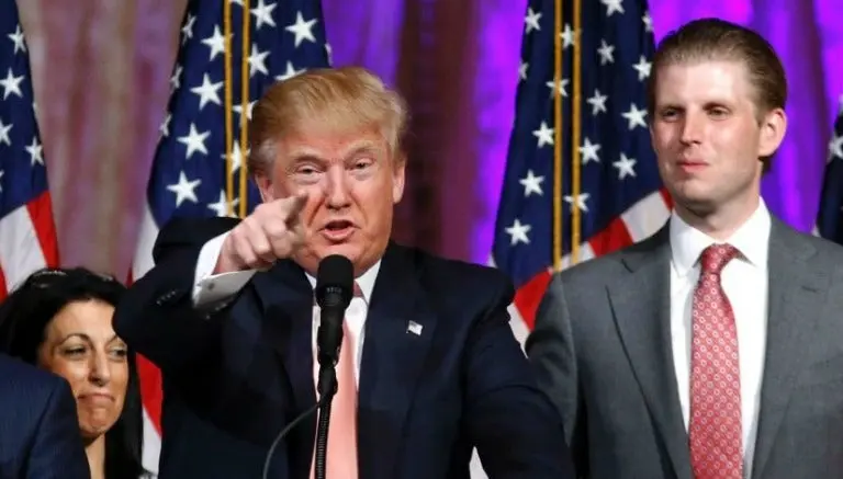 Hijo de Donald Trump viola ley al publicar foto de su voto
