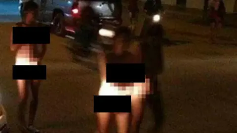 Presuntas ladronas caminan desnudas y rapadas en Sonora