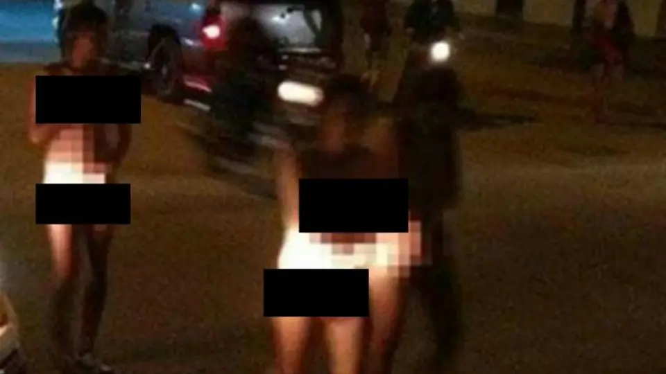 Presuntas ladronas caminan desnudas y rapadas en Sonora