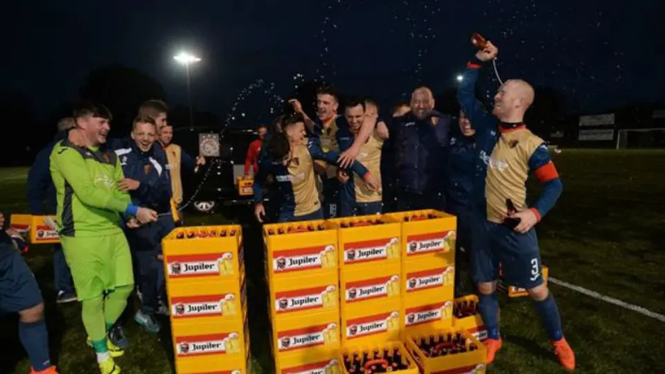 Ajax regala cerveza a equipo escocés por romper récord