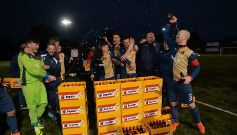 Ajax regala cerveza a equipo escocés por romper récord