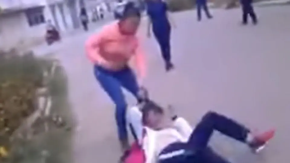 Mujer golpea a estudiante que 'molestaba' a su hija