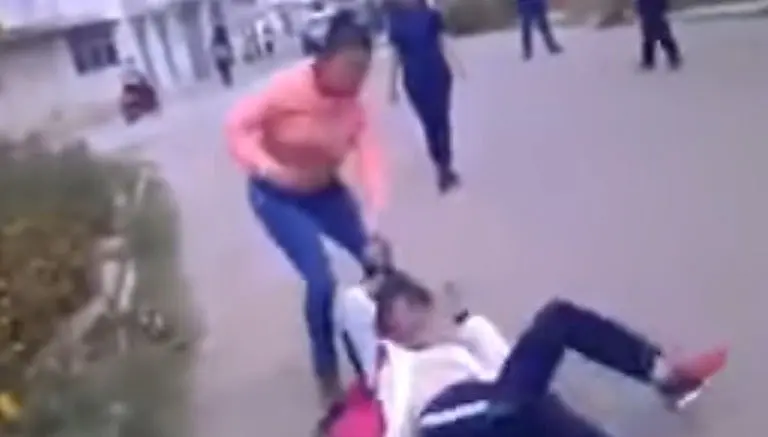 Mujer golpea a estudiante que 'molestaba' a su hija