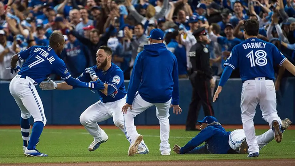 Azulejos barre a los Rangers y avanza a la Serie de Campeonato