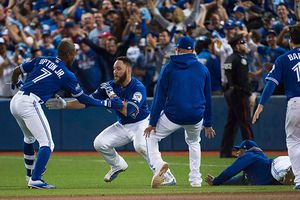 Azulejos barre a los Rangers y avanza a la Serie de Campeonato