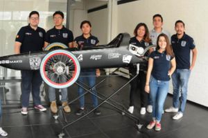 Alumnas de la UNAM crean auto de carreras ecológico