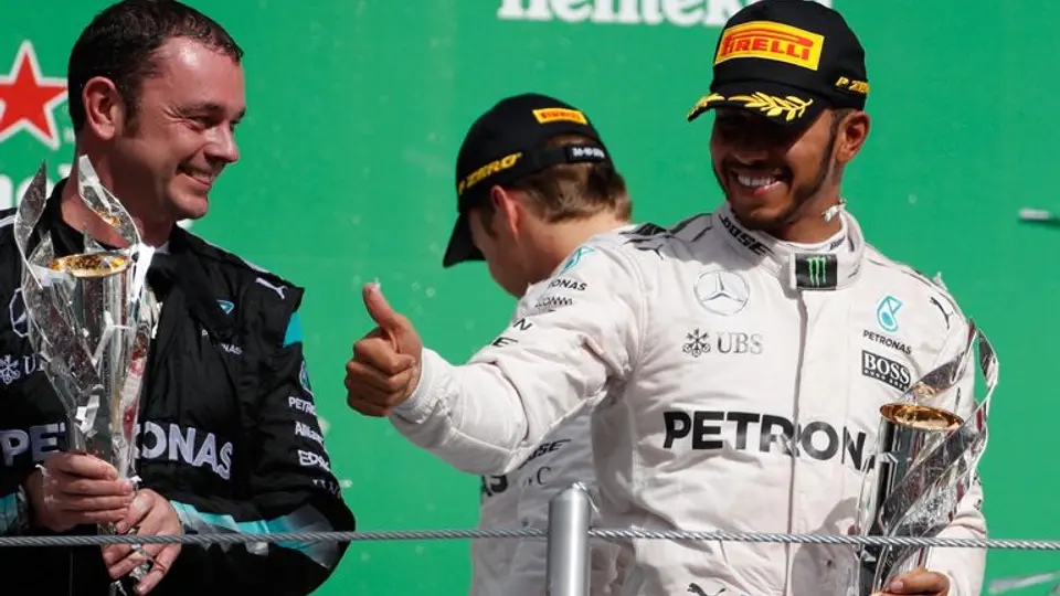 Lewis Hamilton sufre pequeño susto con un tigre
