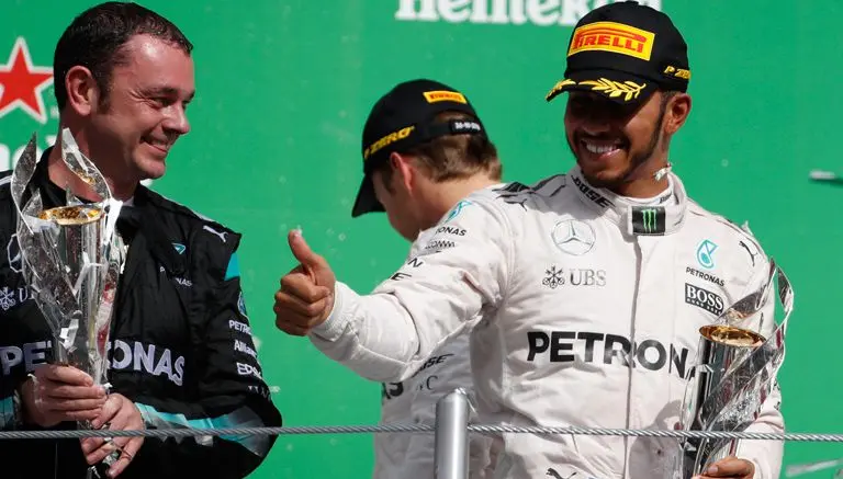 Lewis Hamilton sufre pequeño susto con un tigre