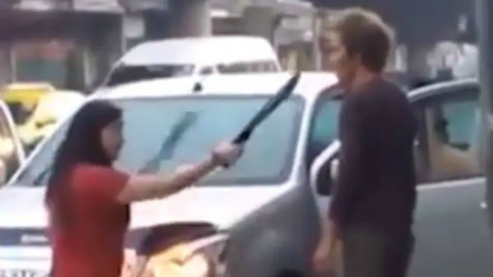 Mujer amenaza a su marido con machete en Tailandia