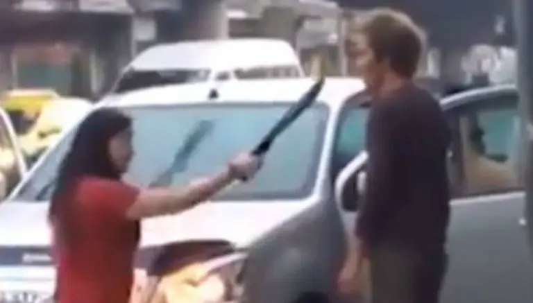 Mujer amenaza a su marido con machete en Tailandia