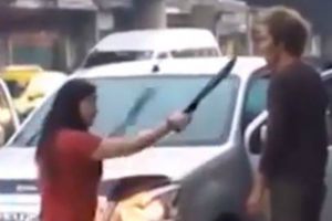 Mujer amenaza a su marido con machete en Tailandia