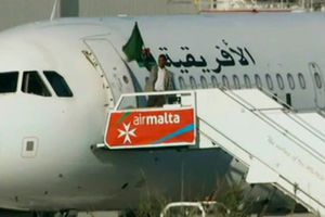 Avión que partía de Libia es secuestrado por dos hombres