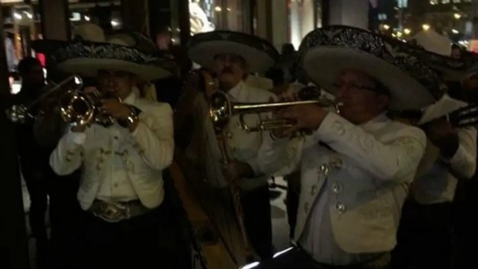Mariachi lleva serenata a la Torre Trump