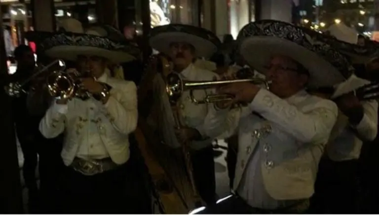 Mariachi lleva serenata a la Torre Trump