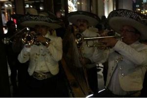 Mariachi lleva serenata a la Torre Trump