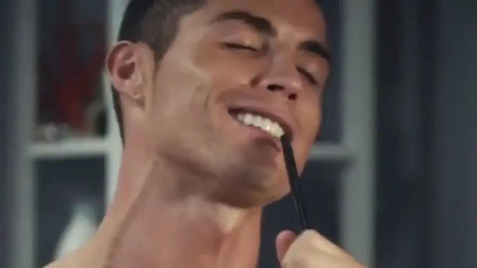 CR7 desea feliz 2017 con villancico en el espejo