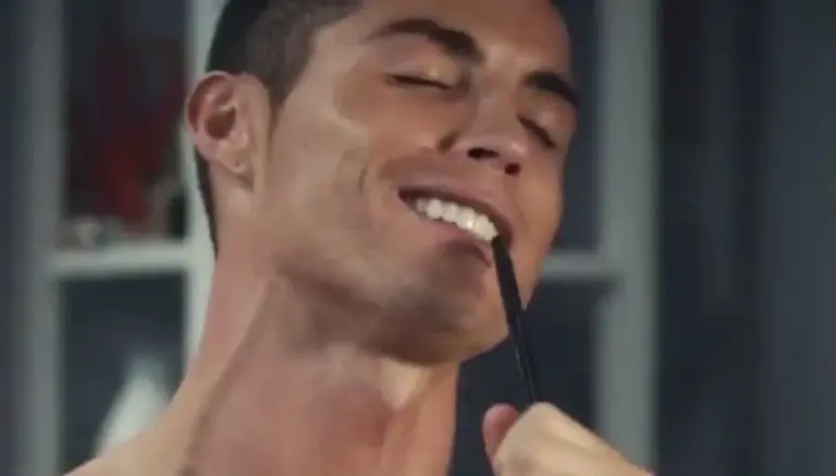 CR7 desea feliz 2017 con villancico en el espejo