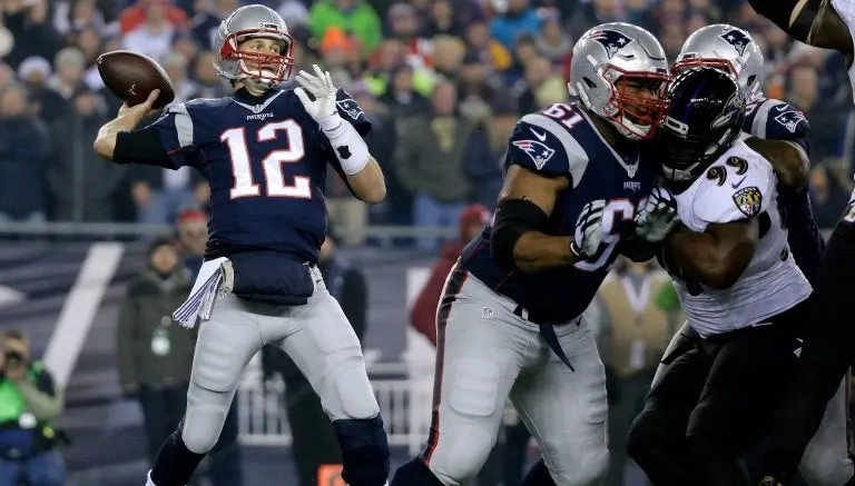 Patriots sufren, pero superan a Ravens en el MNF