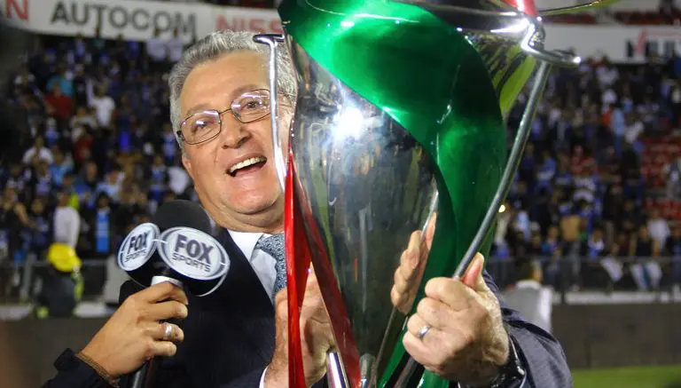 Víctor Manuel Vucetich levanta la Copa Corona MX | IMAGO7