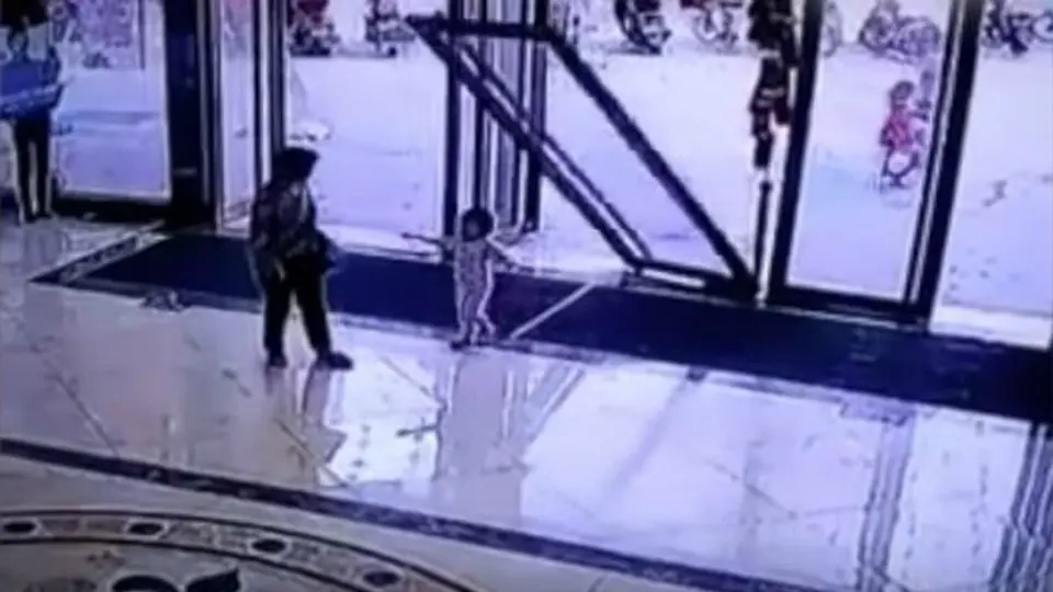 Puerta se cae y aplasta a niña de tres años en China