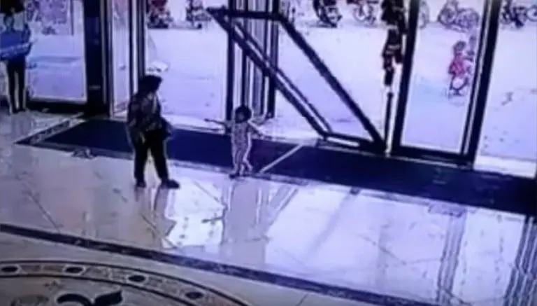 Puerta se cae y aplasta a niña de tres años en China