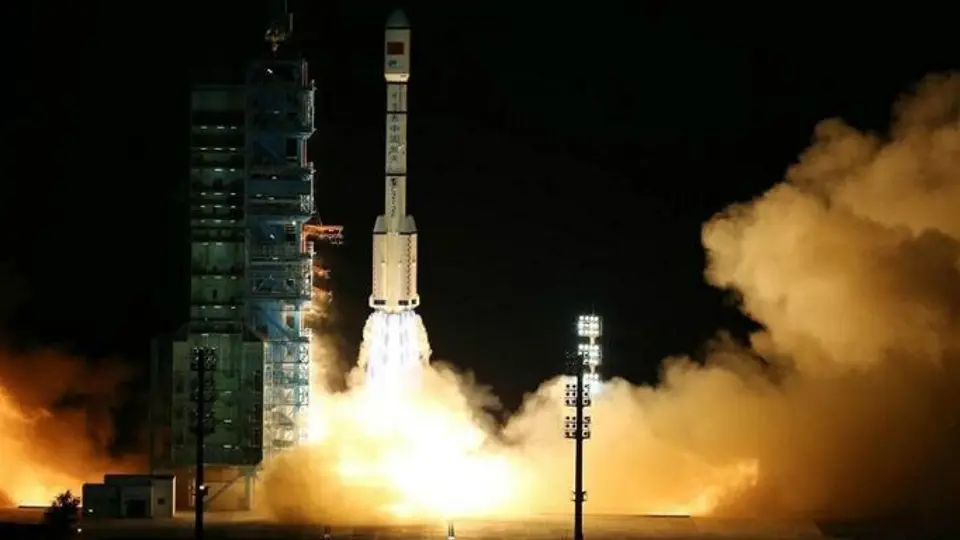China envía astronautas a misión experimental
