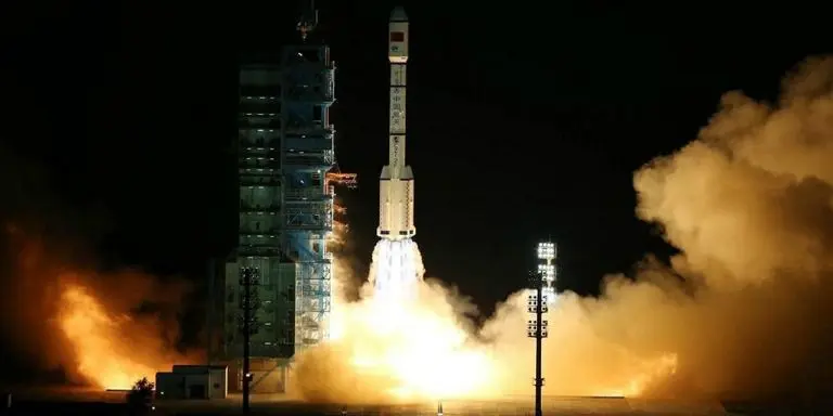China envía astronautas a misión experimental
